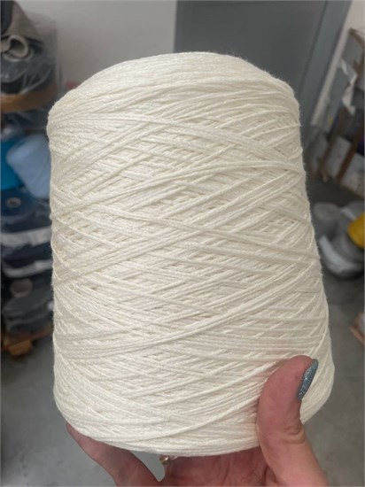 Amoroso 70% меринос, 30% шелк 300м/100 Молочный BOT_4181