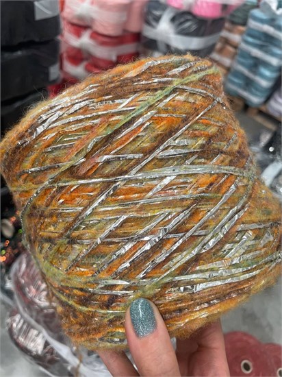 Пряжа с фольгой Art-ArtTack 32% суперкид мохер, 24% шерсть, 44% полиамид 250м/100гр Оранжево-зелёный микс BOT_4158