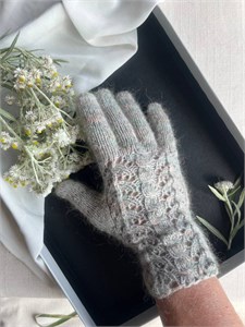 {{photo.Alt || photo.Description || 'Перчатки из мериноса и мохера'}}