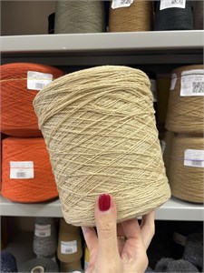 {{photo.Alt || photo.Description || 'Бежевая бобинная пряжа Delizia Profilo меринос (80%) кашемир (20%)'}}