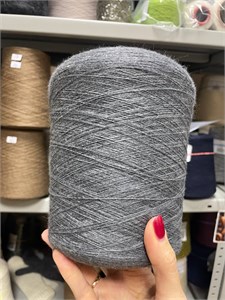 {{photo.Alt || photo.Description || 'Серая бобинная пряжа Cashwool Zegna Baruffa меринос (100%)'}}