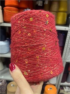 {{photo.Alt || photo.Description || 'Красная пряжа с пайетками SPECCHIO GG Filati Меринос (60%) Шелк (25%) Полиамид (15%)'}}