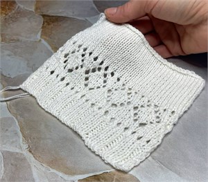 {{photo.Alt || photo.Description || 'Белая пряжа в бобинах Mall Biagioli Modesto хлопок (60%) кашемир (20%) шелк (20%)'}}