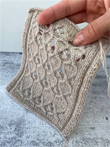 {{photo.Alt || photo.Description || 'Dorotea 90% меринос 10% кашемир 2/30 1500 м в 100 гр бежевый'}}