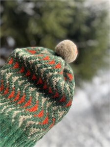 {{photo.Alt || photo.Description || 'Совместник по вязанию шапки жаккардом'}}