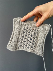 {{photo.Alt || photo.Description || 'SOFTYAK 70% меринос 15% Як 15% Полиамид 650м/100г серо-бежево-серый'}}