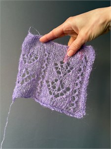 {{photo.Alt || photo.Description || 'MARZIA 30% Мохер 17% Меринос 36% PE 17% Полиамид 900 Лиловый'}}